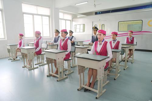 高铁学校学费-高铁乘务培训万通学校一年学费？