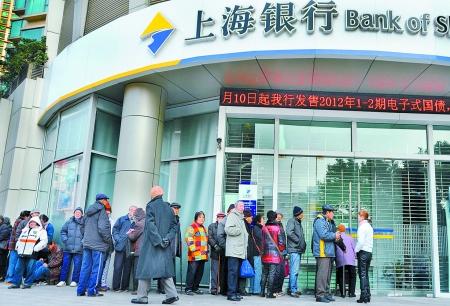 上海留学排队为什么-为什么银行每天还没开门就有人排队？