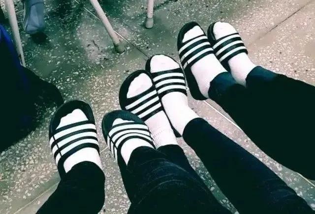 韩国留学为什么穿拖鞋-为什么韩国的高中男生穿拖鞋上课？