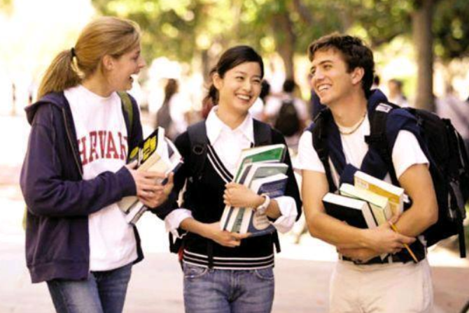 为什么学生坚持出国留学-为什么越来越多的人选择国外留学英语作文？